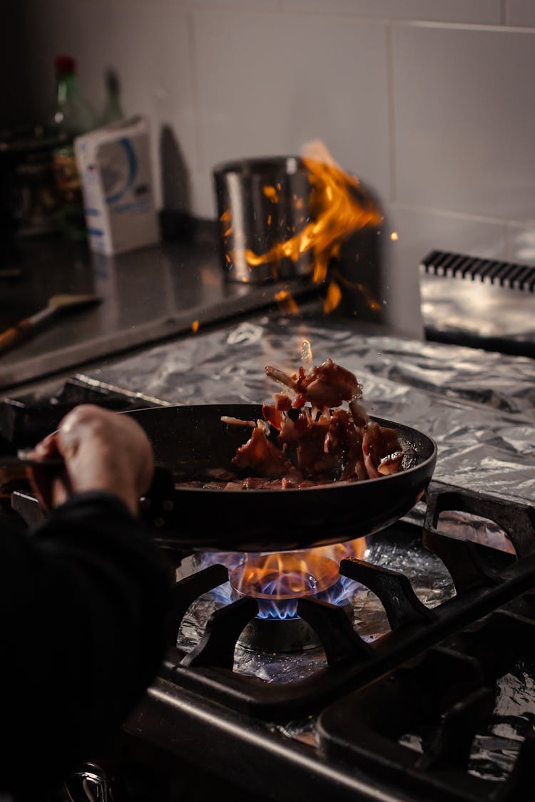 在锅上煮肉