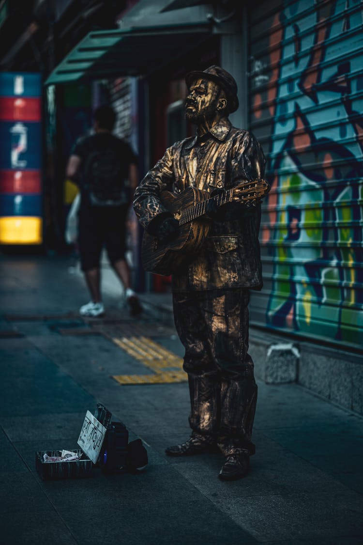 一个穿西装的男人站在墙前