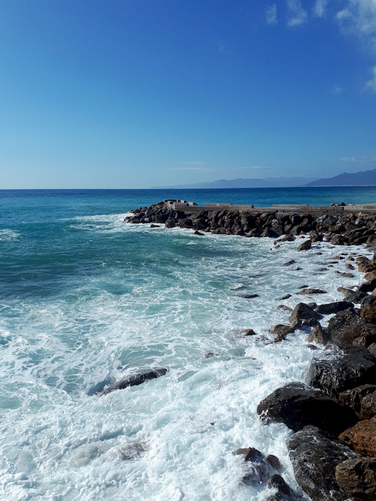 蓝色海浪冲击米拉佐海岸线