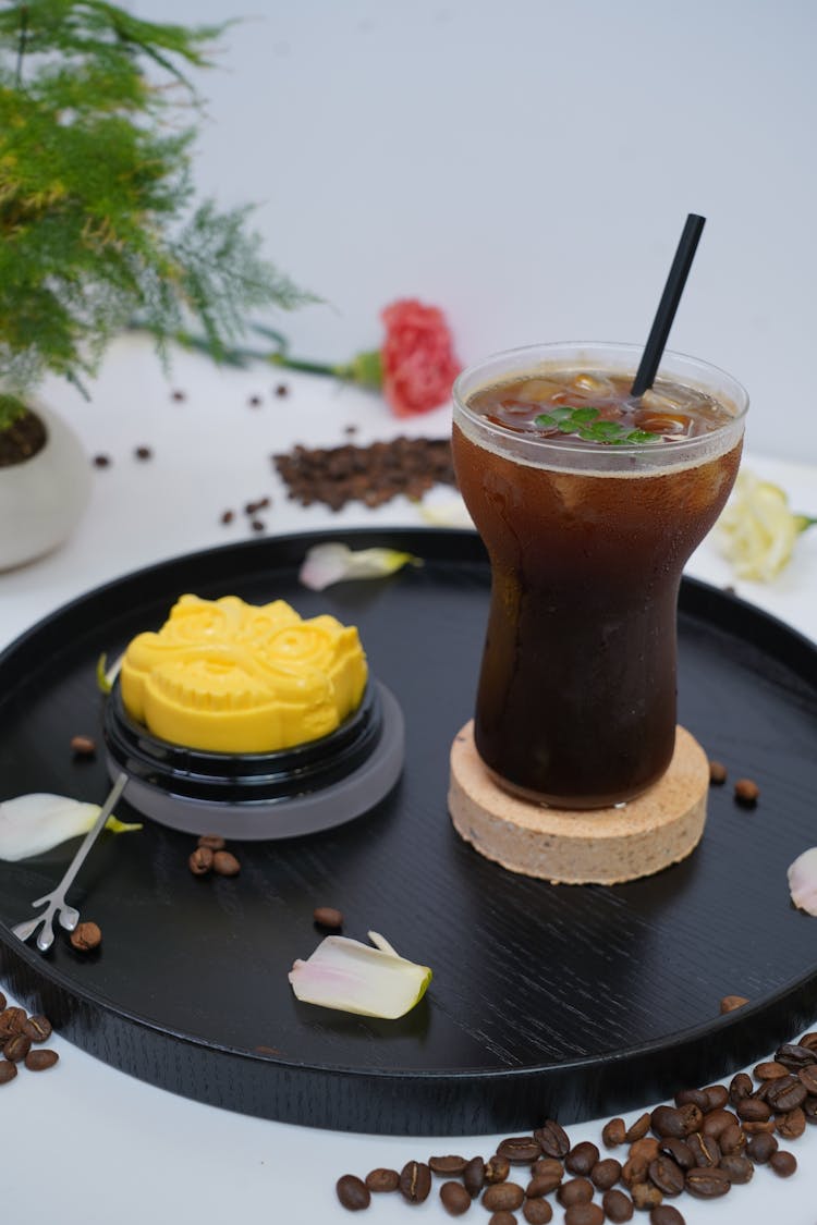 一个装有咖啡豆和饮料的黑色托盘