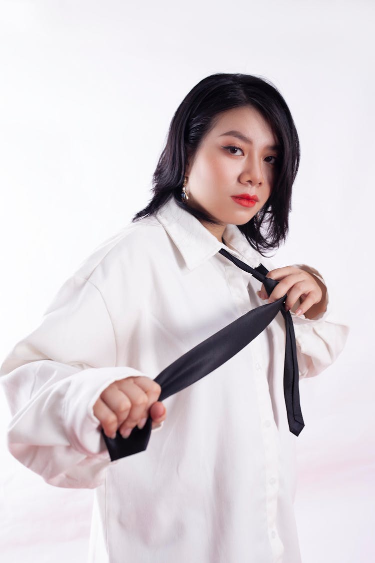穿着超大衬衫打领带的时髦女人肖像