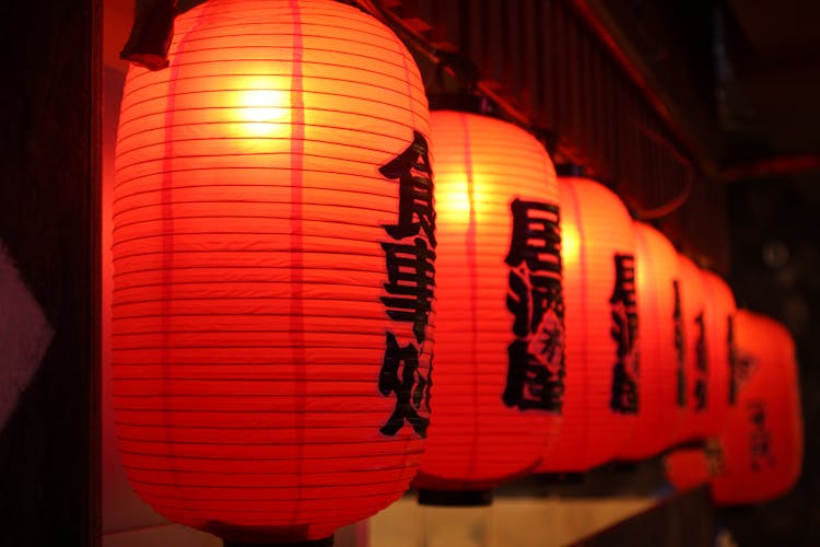 夜晚鲜艳的红灯笼展示