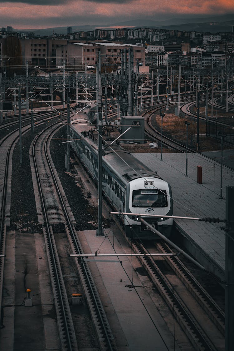 黄昏时分铁路轨道上的城市列车