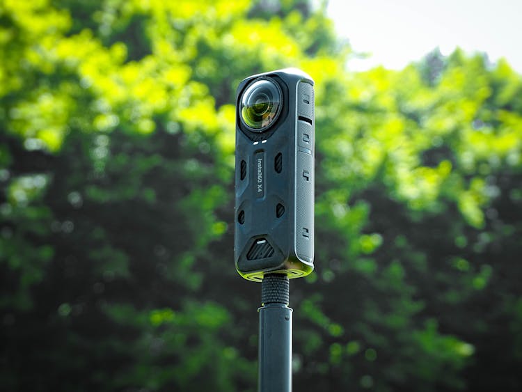 公园里三脚架上的Insta360 X4运动相机
