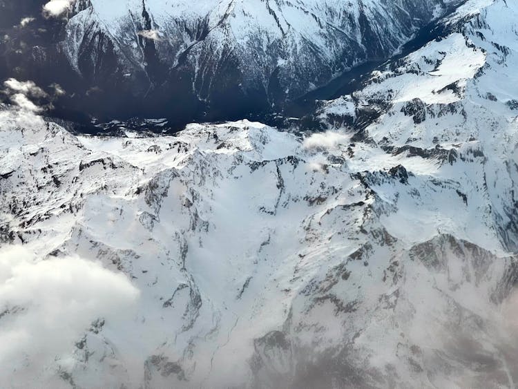 雪山山峰鸟瞰图