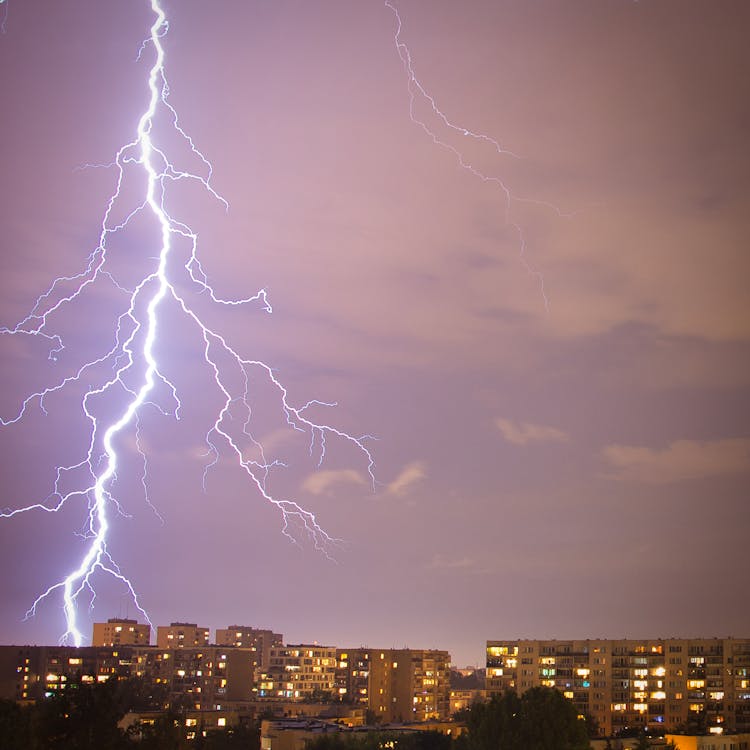 城市上空雷声隆隆
