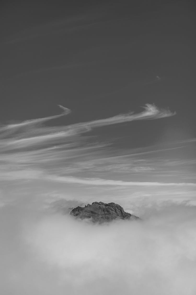 云层之上山峰的鸟瞰图
