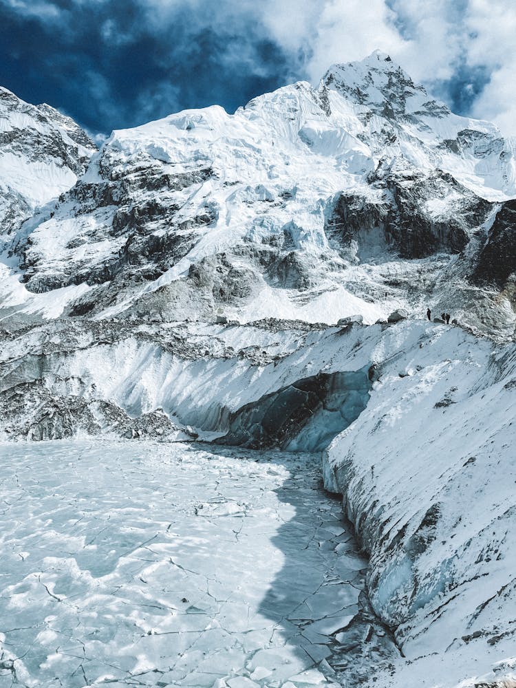 冰冻的山湖和白雪覆盖的岩石