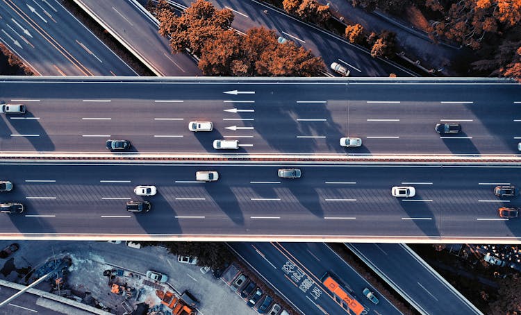 公路高架桥上的汽车