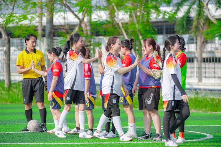 女子足球队在河内庆祝胜利