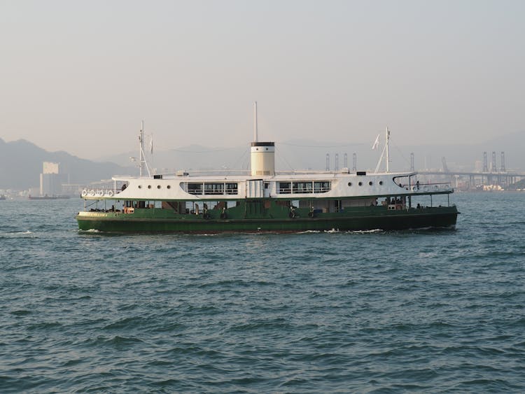 香港渡轮公海风景