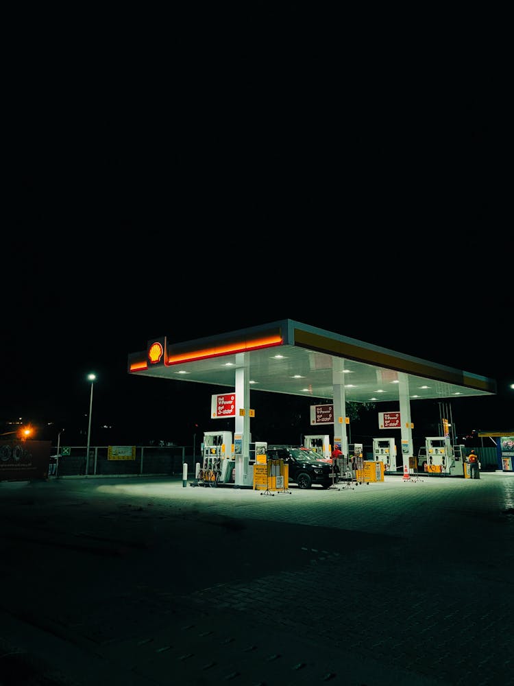 夜间加油站