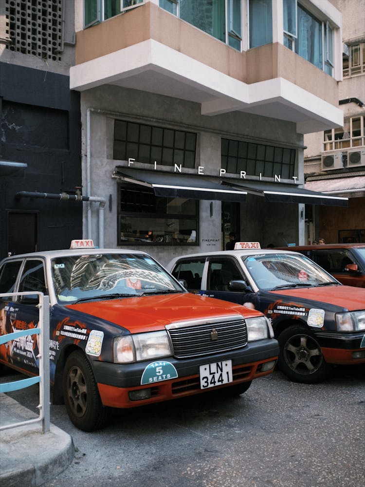 红色及黑色的士停泊于香港市区街道