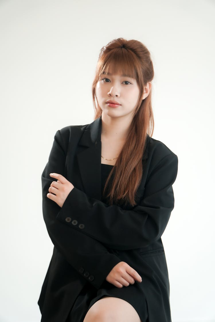 身着黑色西装的年轻女子的专业肖像