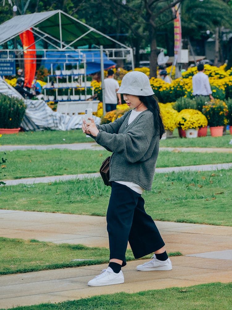 年轻女子在Quy Nh)n花卉市场拍照