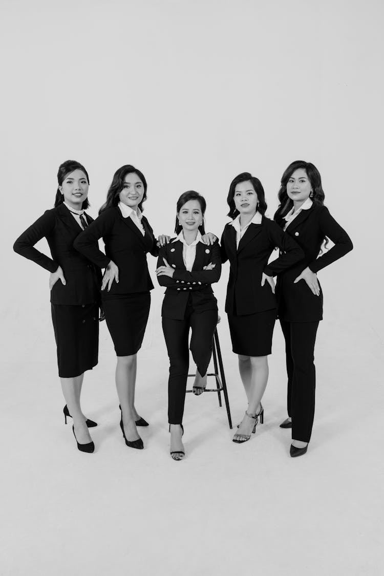 身着西装的女性黑白摄影