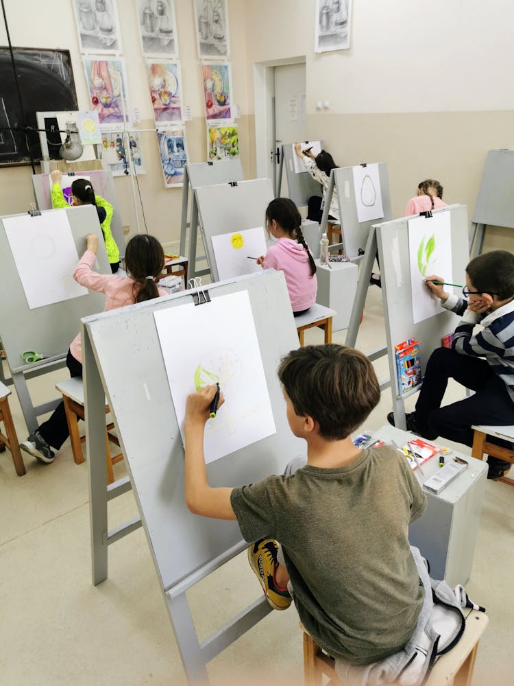孩子们在课堂上画画