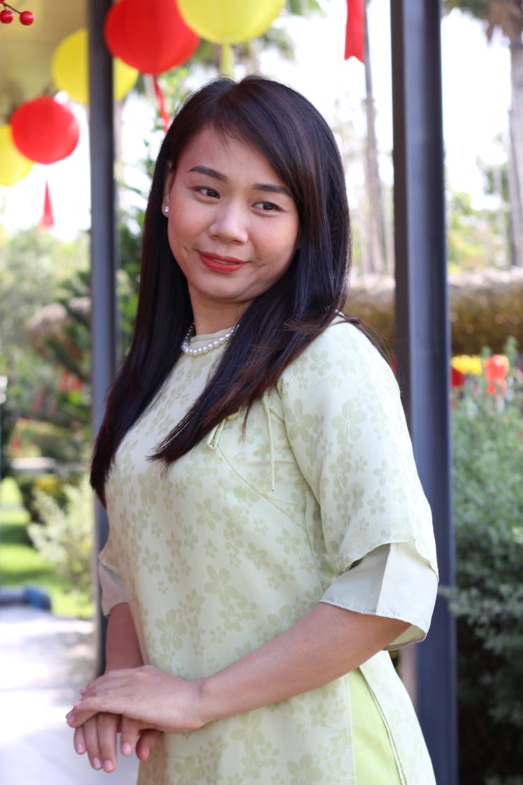 越南妇女在传统的Áo Dài服装户外