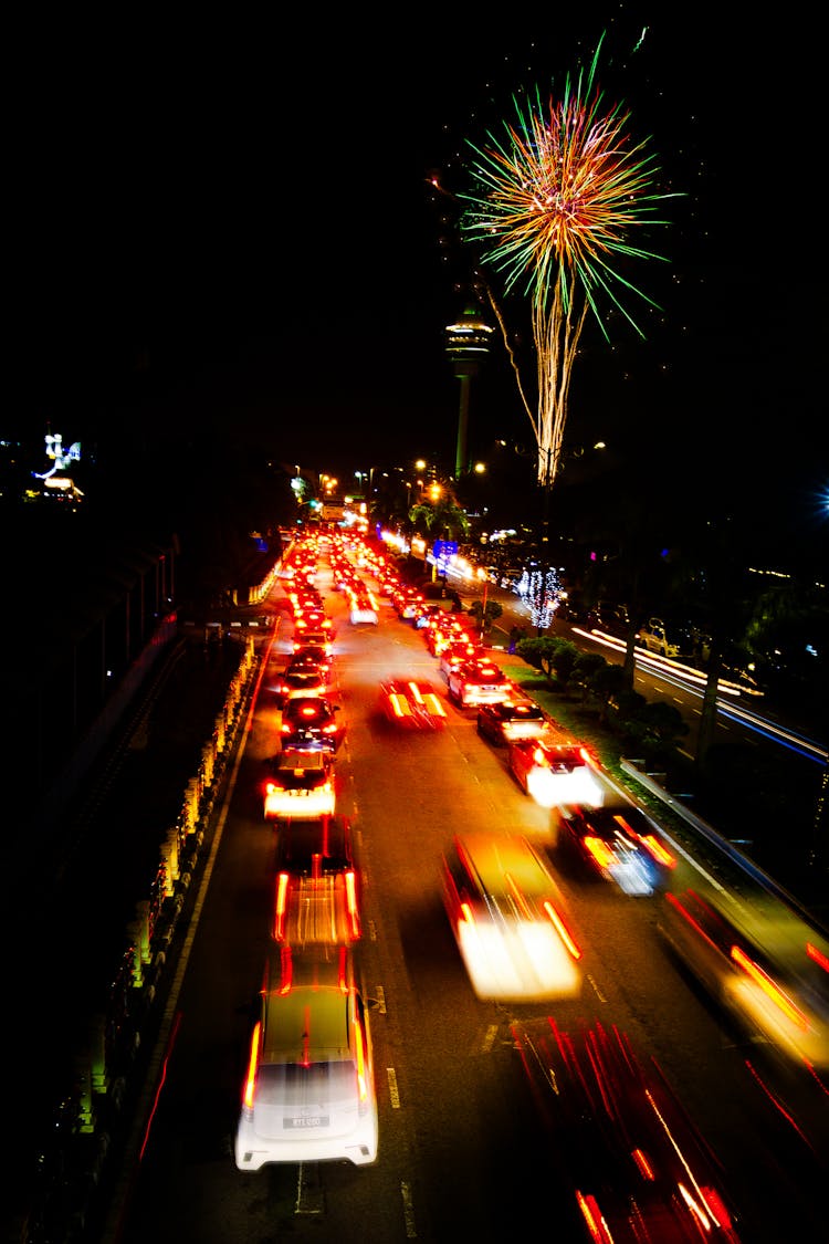 夜晚城市上空燃放烟花