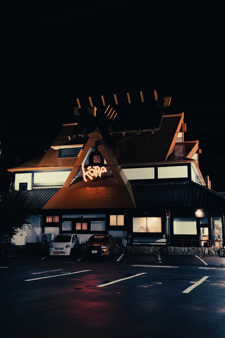 晚上在餐厅停车的汽车