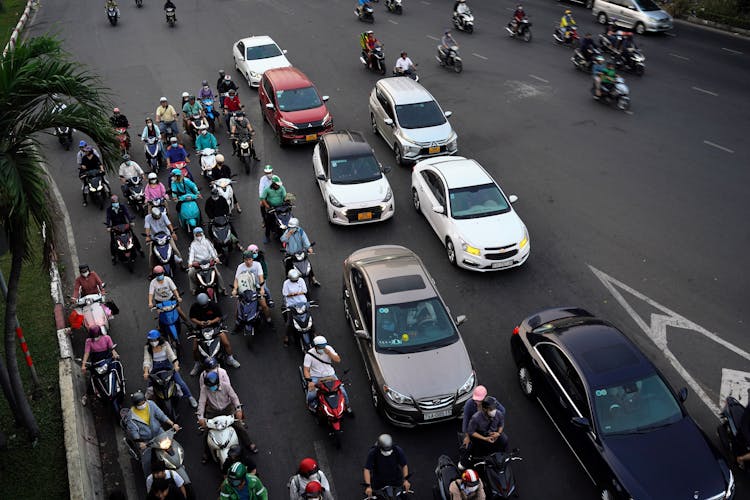 街道上的汽车和摩托车