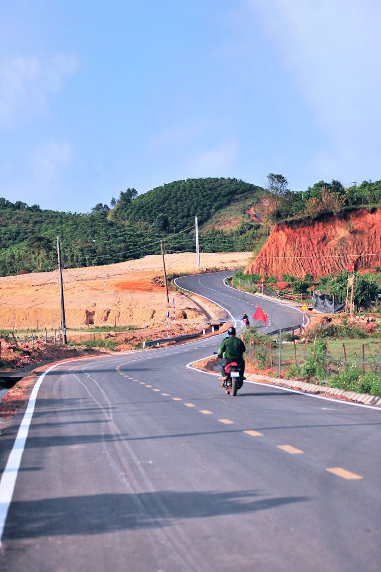 LâmĐ的风景路ồng，越南