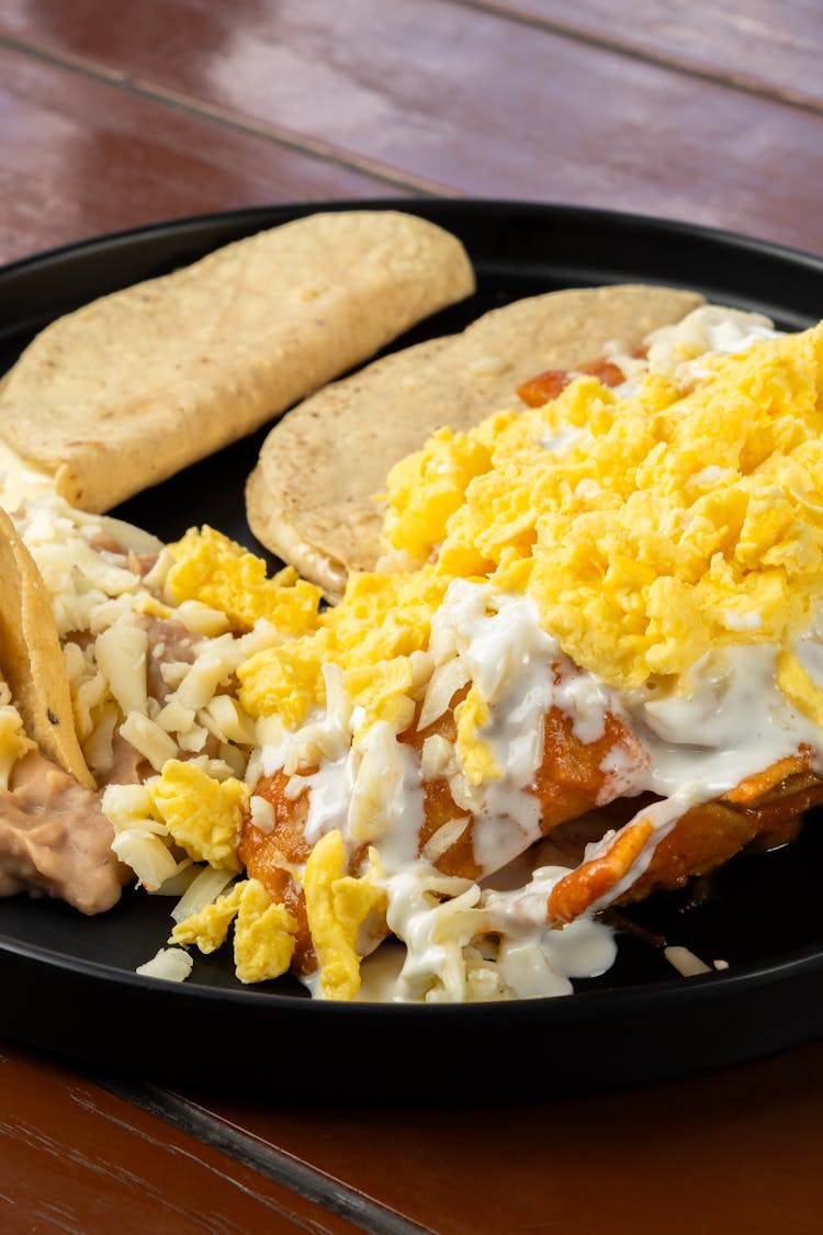 美味的墨西哥早餐拼盘配塔可