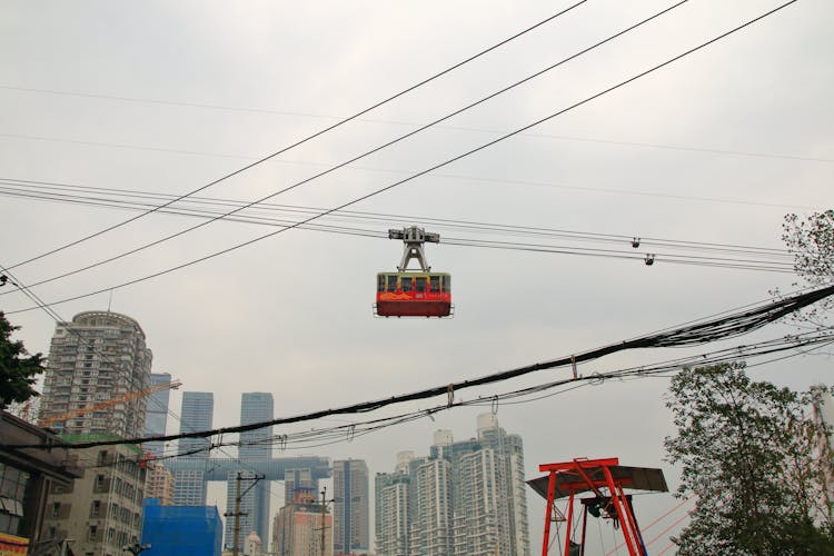 重庆缆车与城市天际线