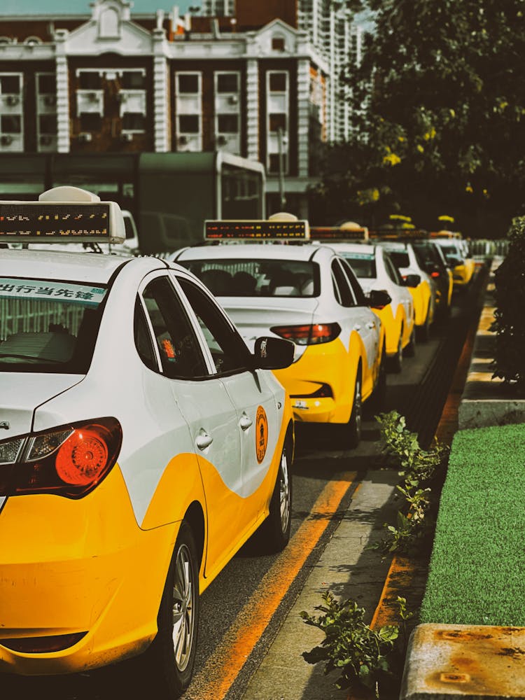 城市街道上的出租车