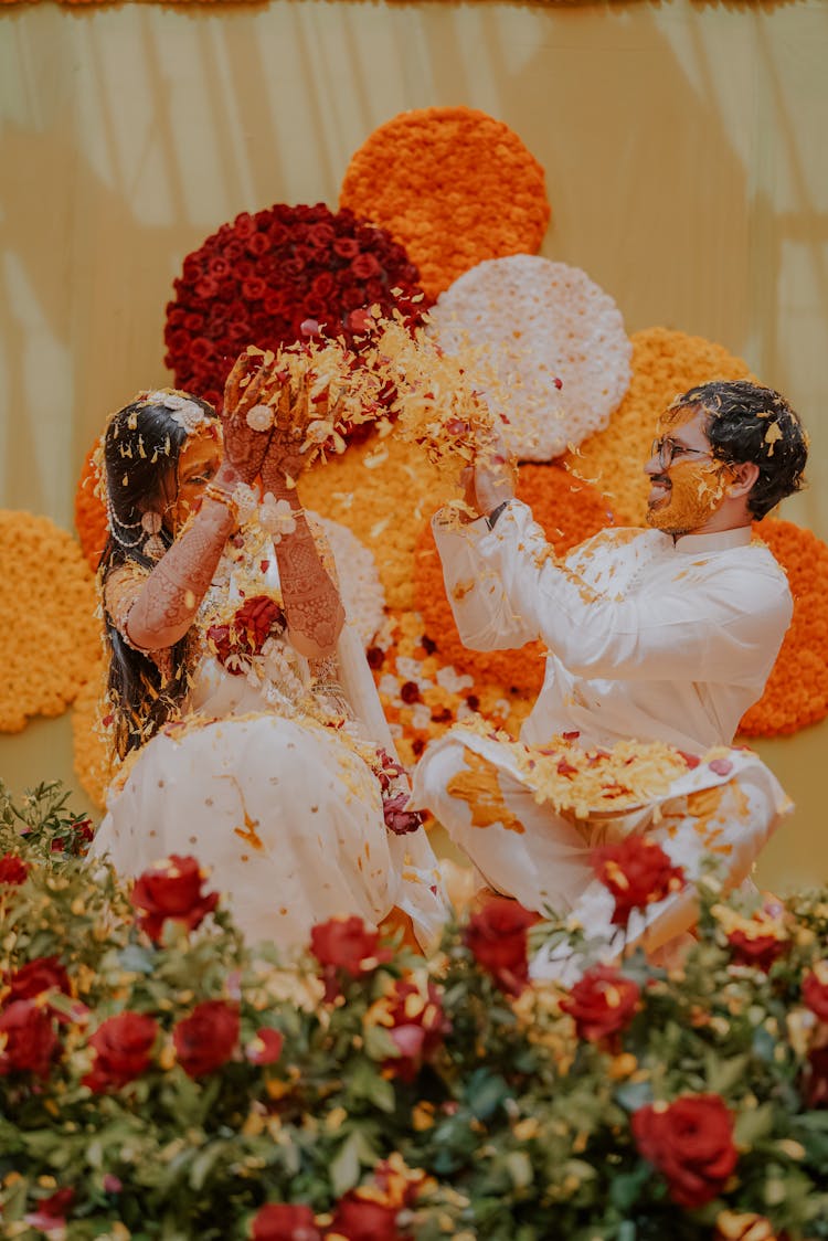 新婚夫妇抛花瓣