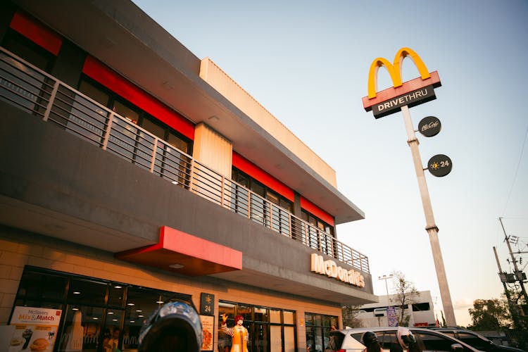 麦当劳餐厅的建筑和广告牌