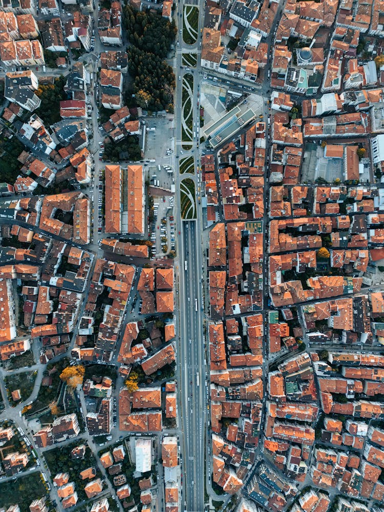 从上方看房屋建筑之间的道路