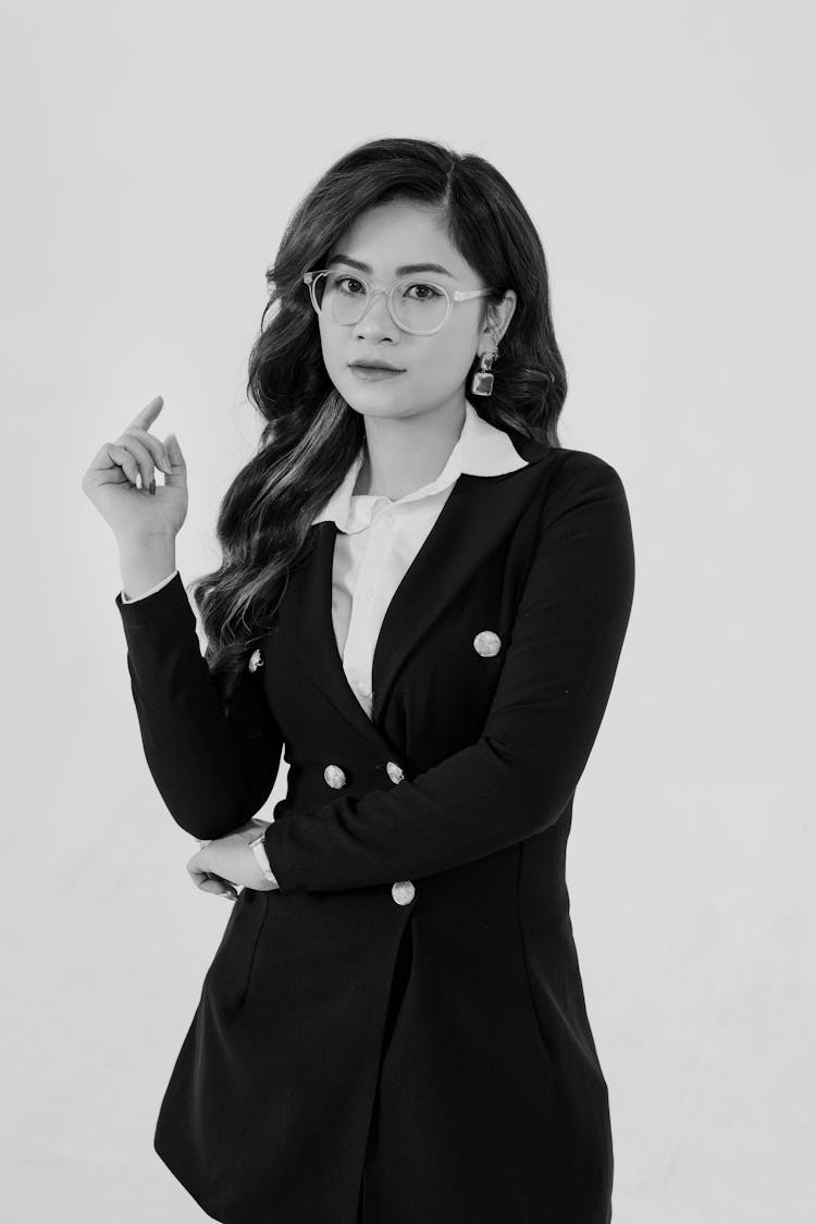 西装女人的肖像