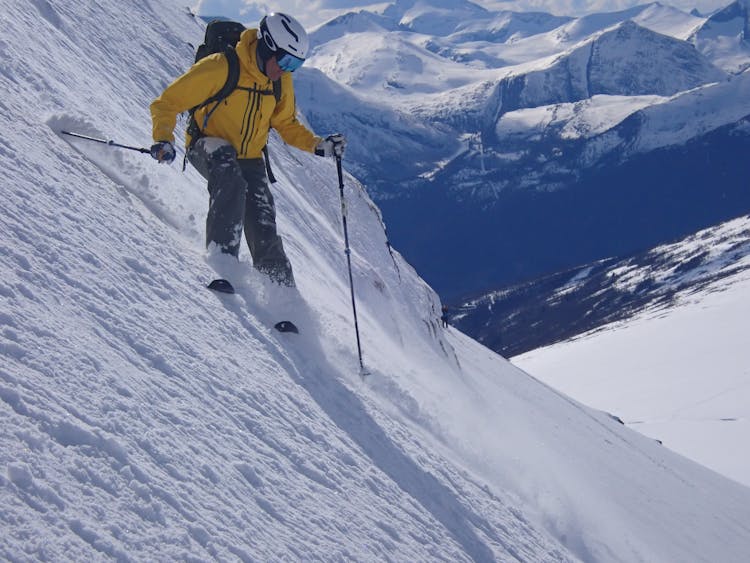一个男人滑下陡坡