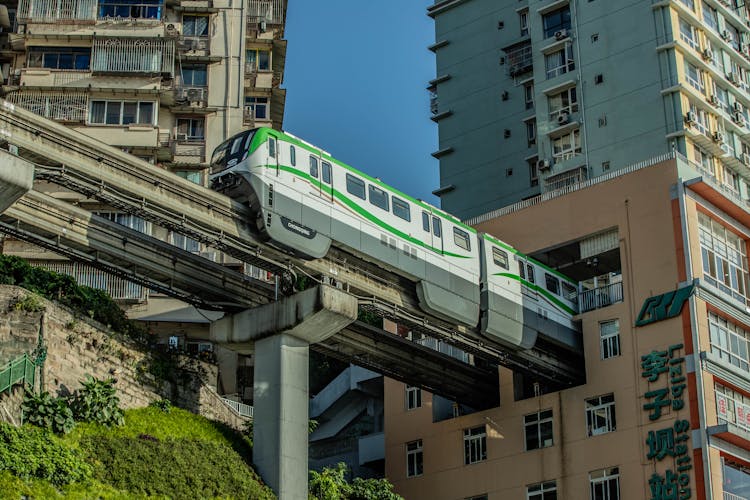 重庆单轨穿越城市建筑