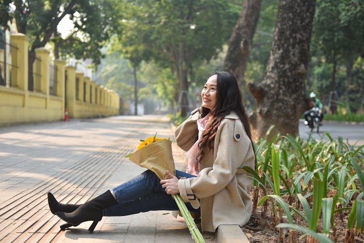 阳光明媚的日子里，女人和向日葵一起放松