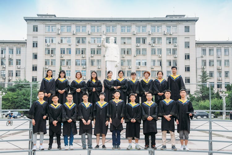 大学毕业生站在校园楼前