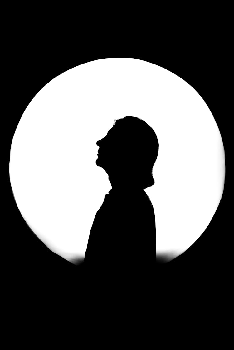 男人站在工作室聚光灯下