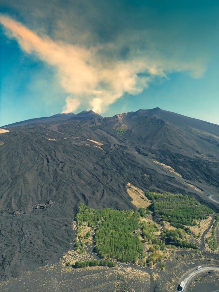埃特纳火山熔岩田鸟瞰图