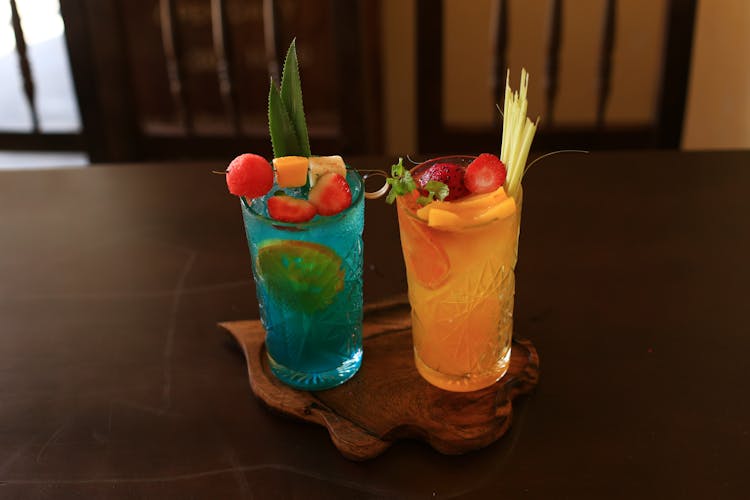 充满活力的水果鸡尾酒在Hội咖啡馆