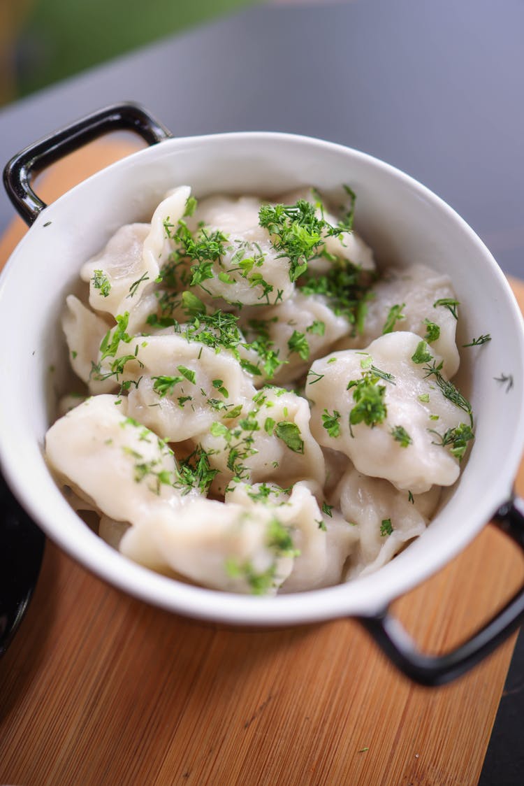 一碗撒了草药的饺子