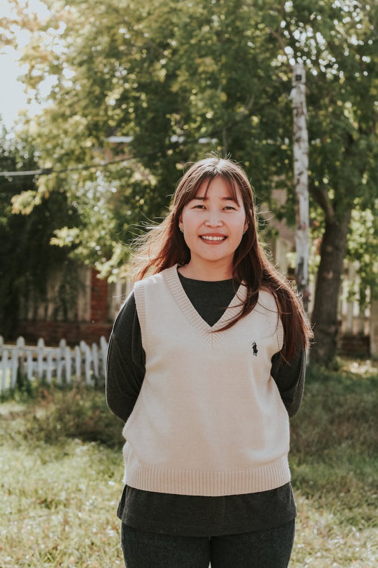 花园里黑发女人的肖像