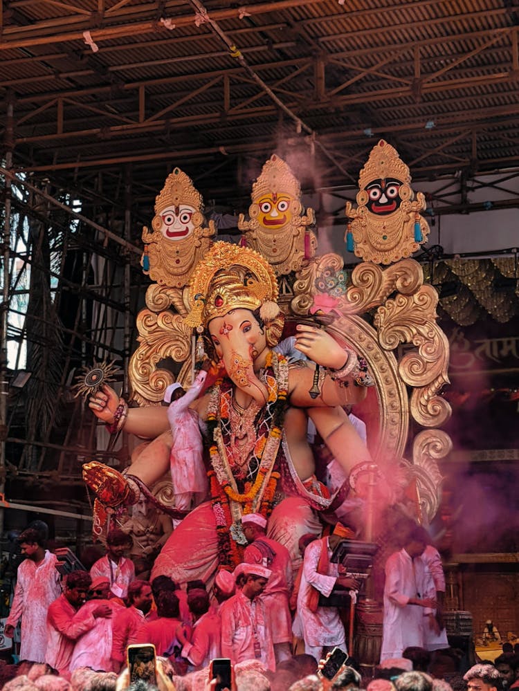 充满活力的Ganesh Chaturthi庆典与雕像