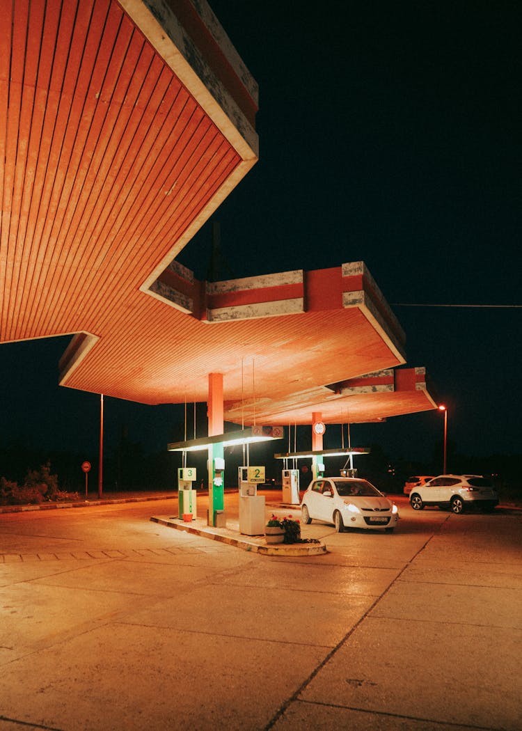 夜间加油站的汽车