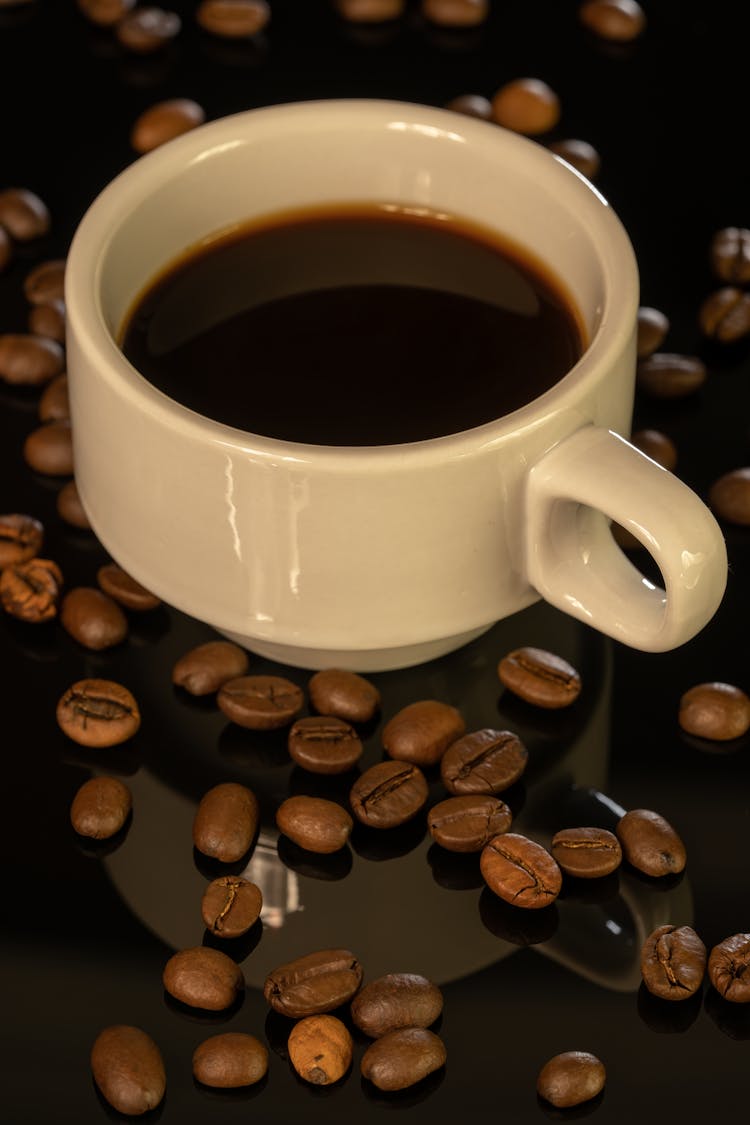 撒豆咖啡杯特写