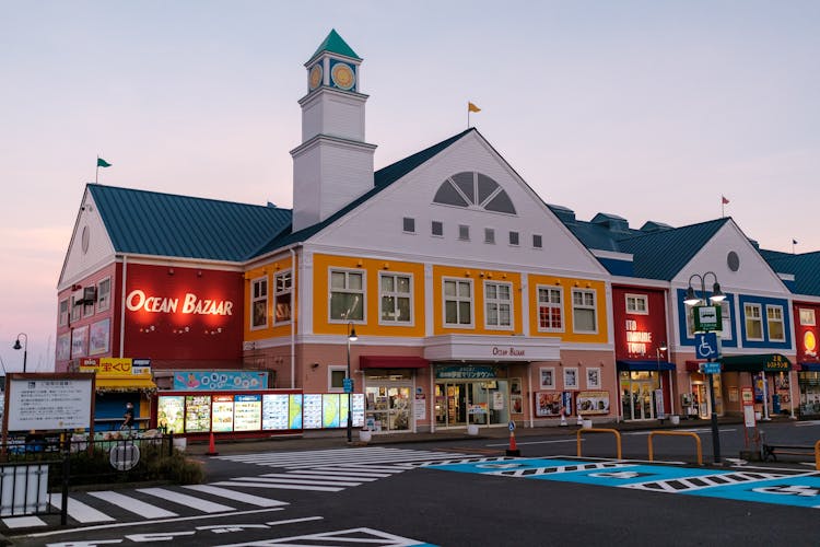 黄昏时分，海洋市集充满活力的店面