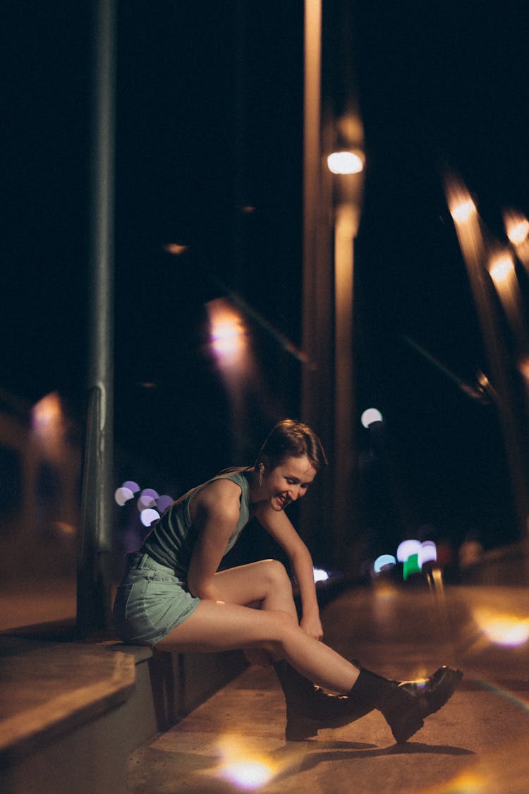 一个晚上坐在人行道边上的女人