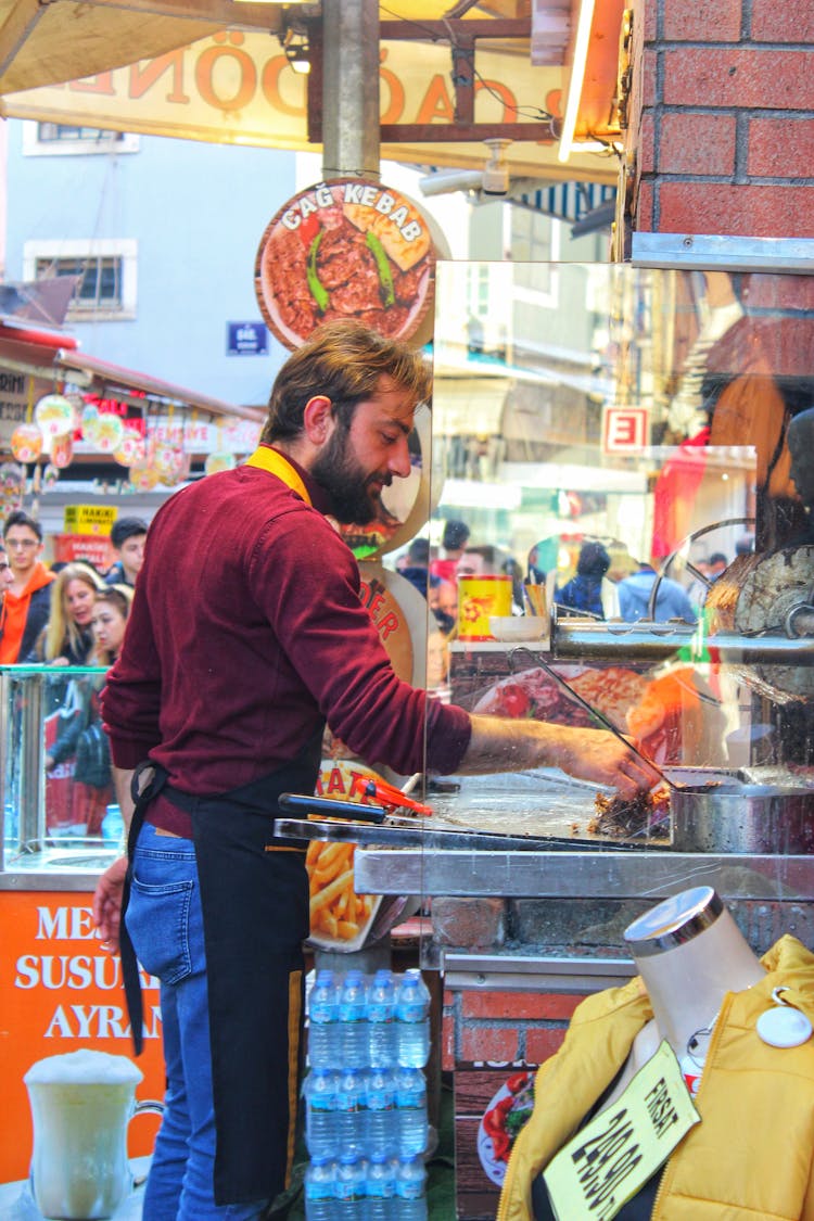 一名男子在街上卖食物