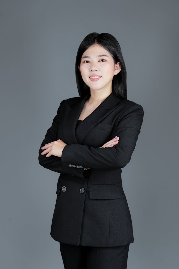 一个穿黑色西装的女人的肖像