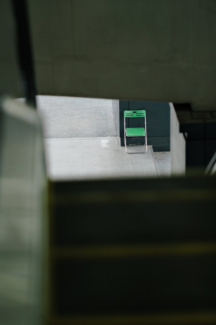现代建筑空间中的极简主义绿色椅子